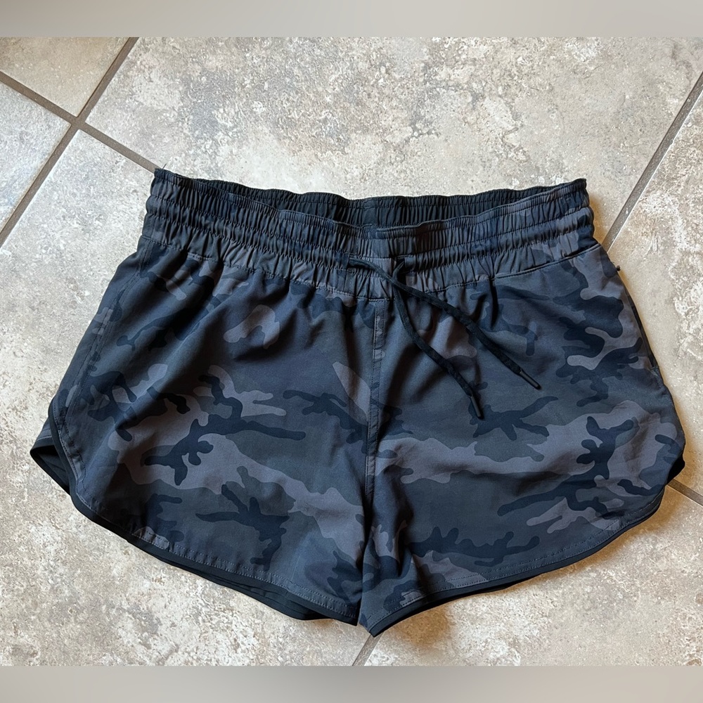 Zyia Camo Flip It shorts